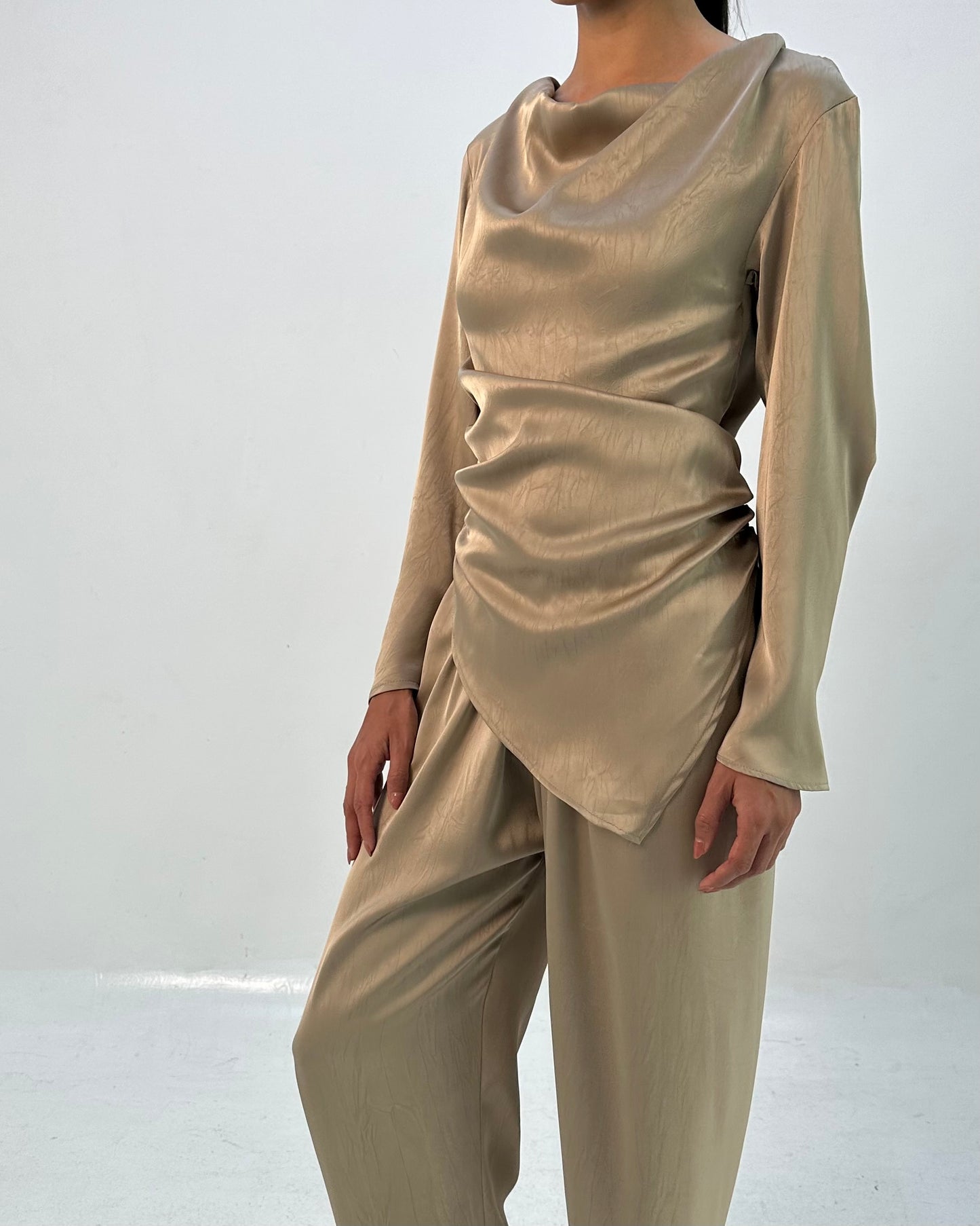 Asymmetric set