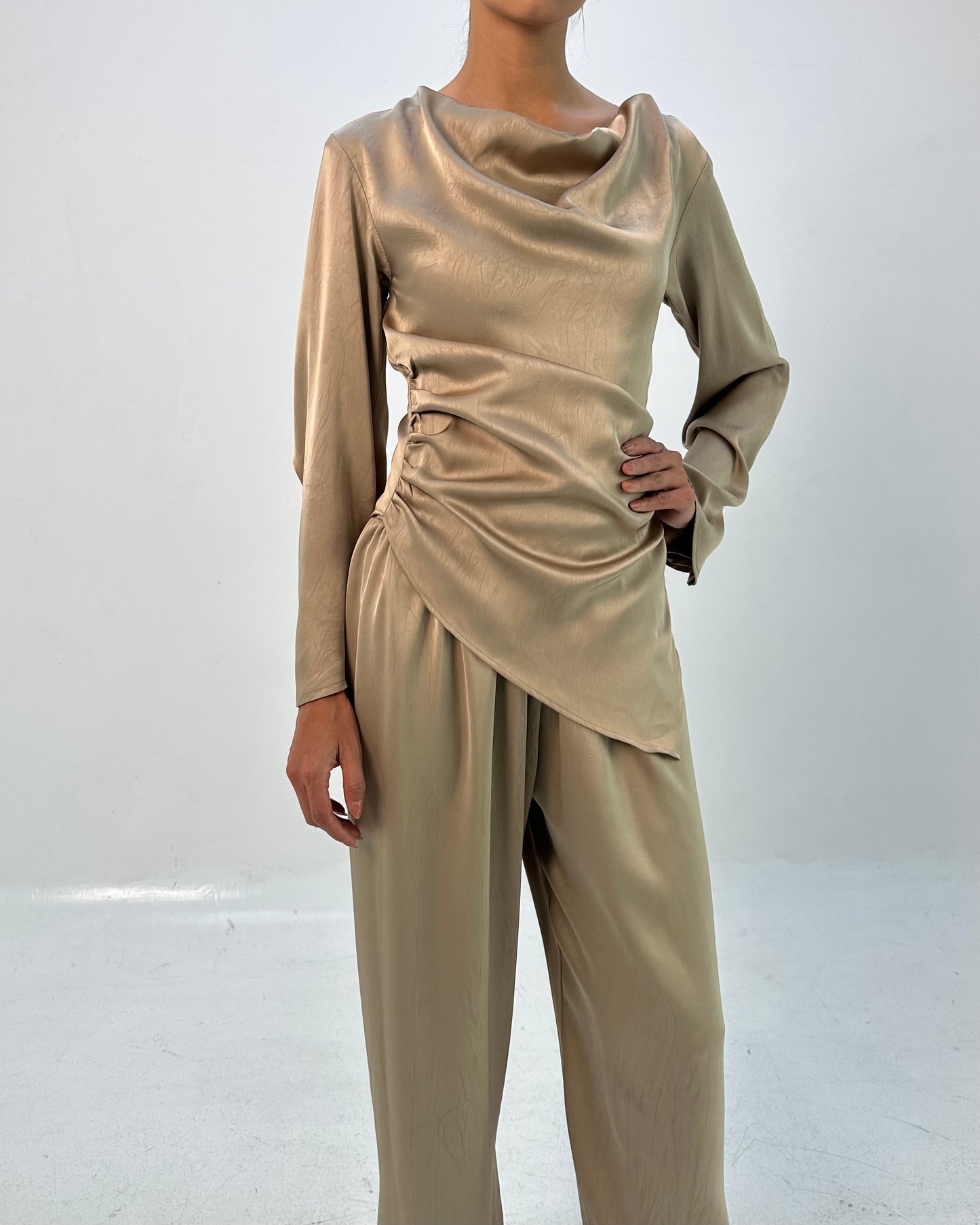 Asymmetric set